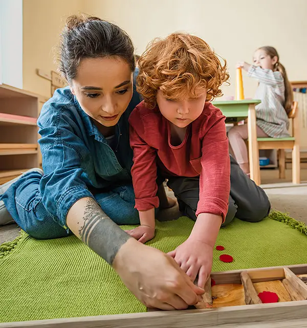 erzieherin kind spiel